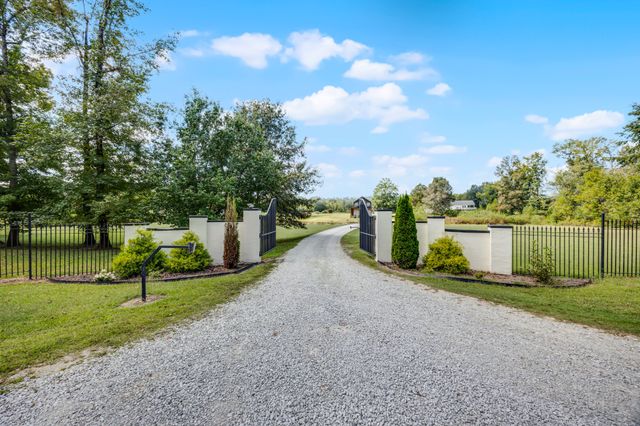 256 Fairway Villa Ln, Decaturville, TN 38329