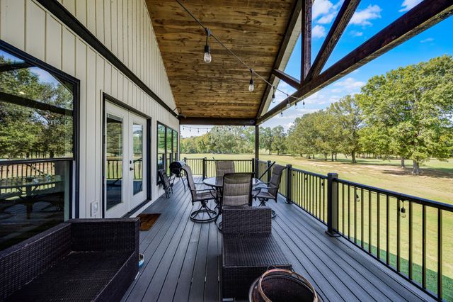 256 Fairway Villa Ln, Decaturville, TN 38329