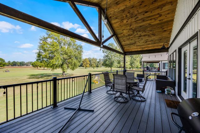 256 Fairway Villa Ln, Decaturville, TN 38329