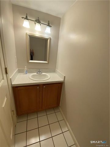 11 Mannions Lane APT 11, Danbury, CT 06810