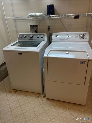 11 Mannions Lane APT 11, Danbury, CT 06810