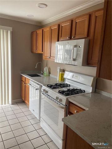 11 Mannions Lane APT 11, Danbury, CT 06810