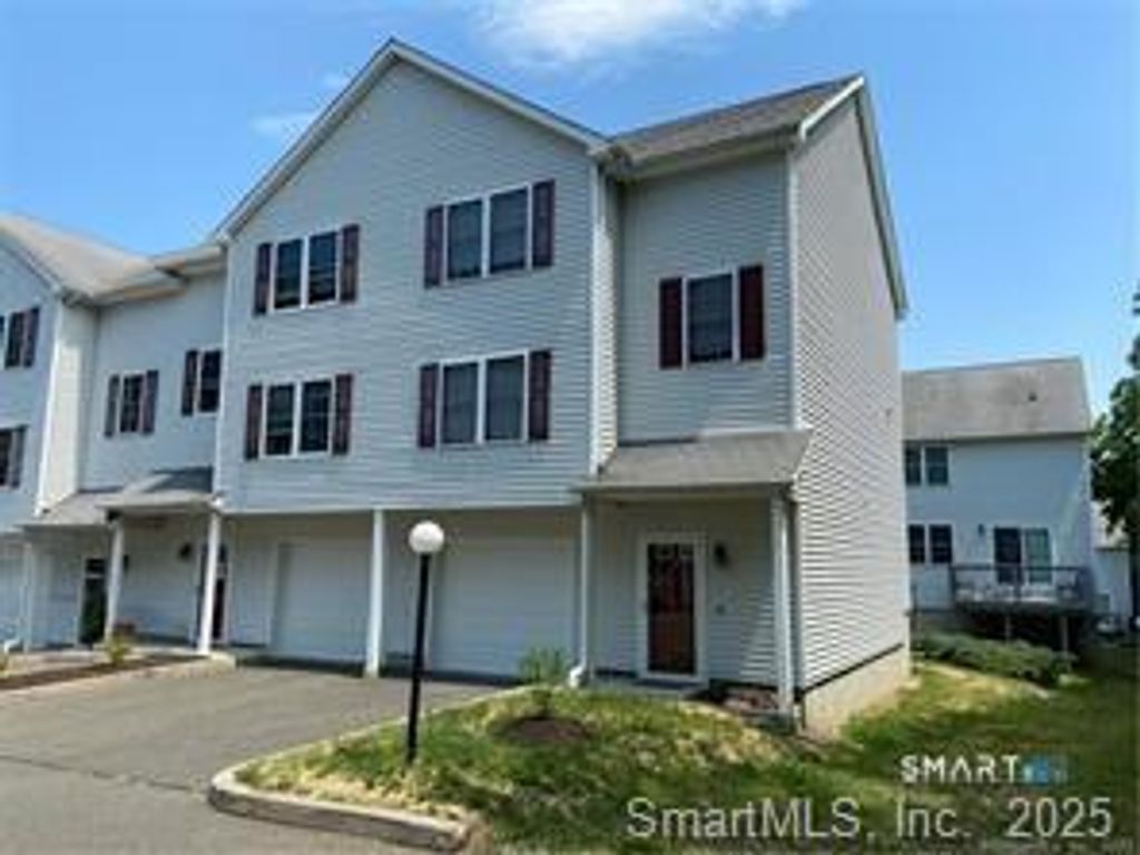 11 Mannions Lane APT 11, Danbury, CT 06810