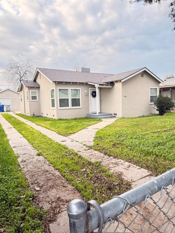 Image 1 of property listing at 2338 Lotus Avenue, Fresno, CA 93706