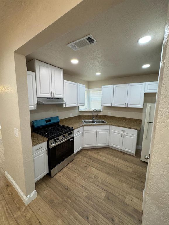 Image 10 of property listing at 2338 Lotus Avenue, Fresno, CA 93706