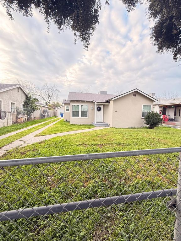 Image 2 of property listing at 2338 Lotus Avenue, Fresno, CA 93706
