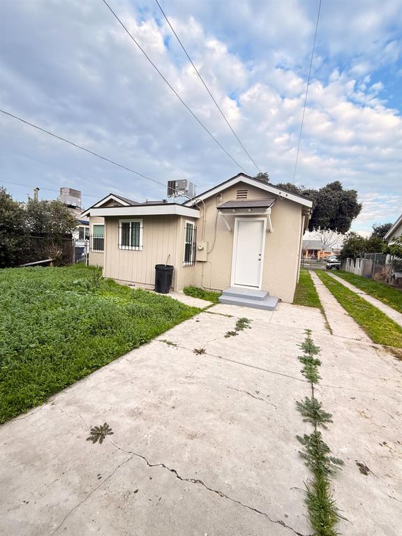 Image 3 of property listing at 2338 Lotus Avenue, Fresno, CA 93706