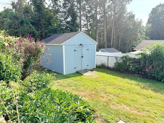 22 Pelican Ave, Worcester, MA 01605