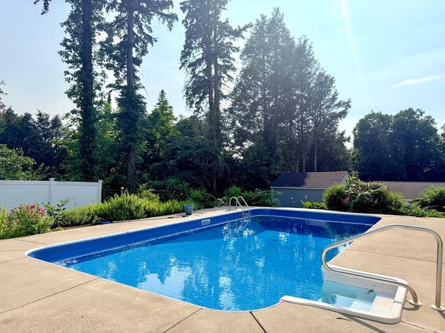 22 Pelican Ave, Worcester, MA 01605