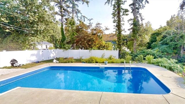 22 Pelican Ave, Worcester, MA 01605