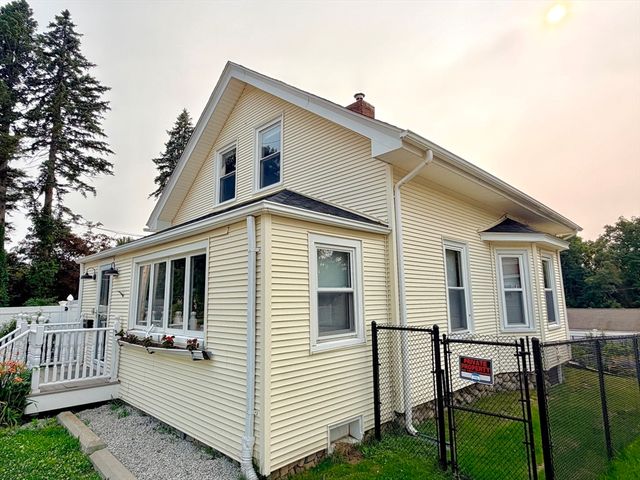 22 Pelican Ave, Worcester, MA 01605
