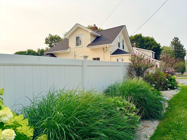 22 Pelican Ave, Worcester, MA 01605