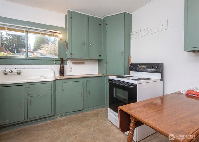 705 S 208th Street, Des Moines, WA 98198