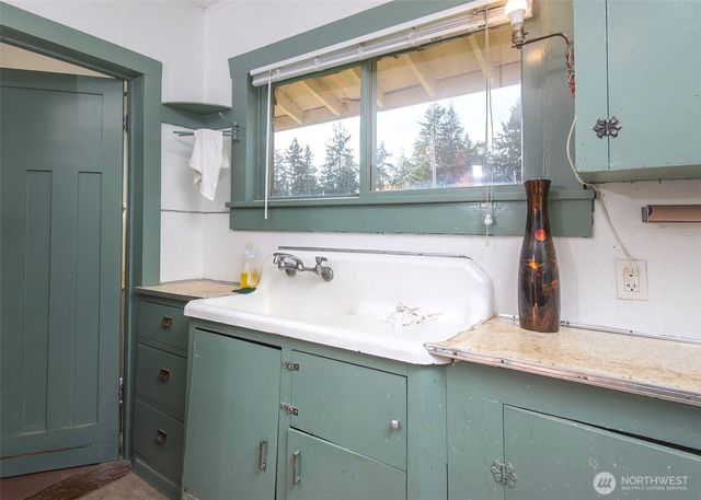 705 S 208th Street, Des Moines, WA 98198