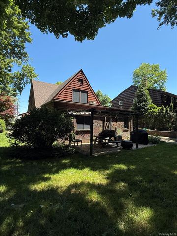 11 W Terrace Road, Great Neck, NY 11021