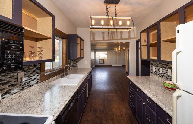 222 6th Street NE, Hillsboro, ND 58045