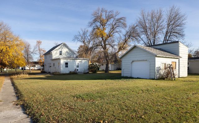 222 6th Street NE, Hillsboro, ND 58045