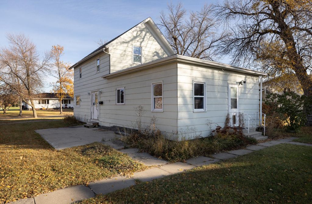 222 6th Street NE, Hillsboro, ND 58045