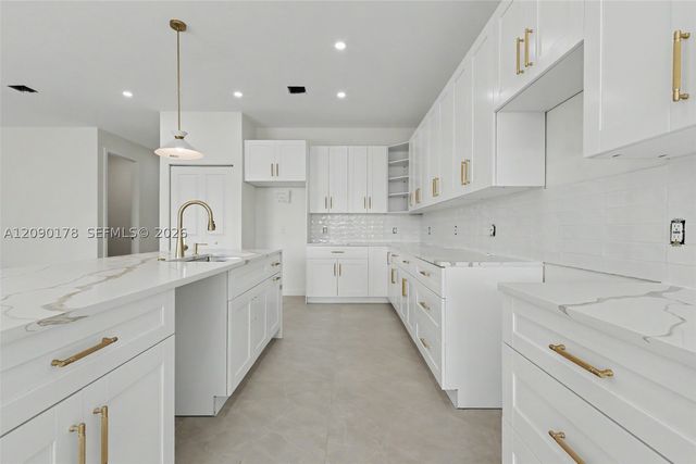2960 NW 24th Ave, Oakland Park, FL 33311