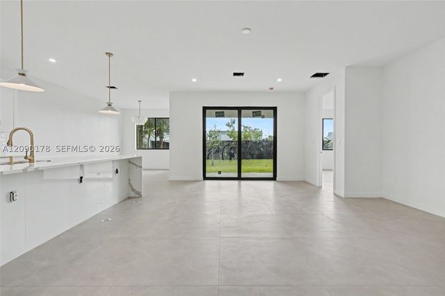 2960 NW 24th Ave, Oakland Park, FL 33311