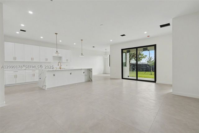 2960 NW 24th Ave, Oakland Park, FL 33311