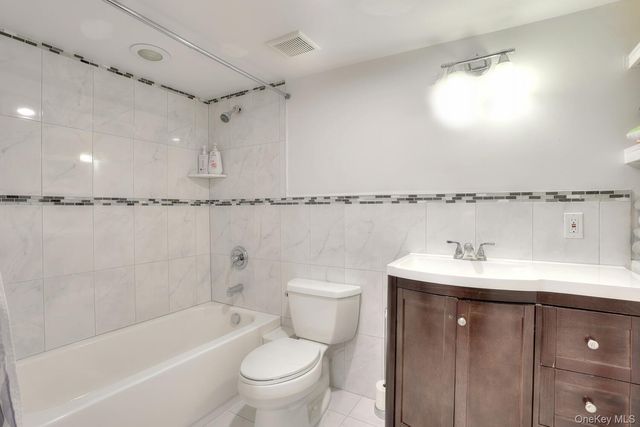 15 Woodland Place, Airmont, NY 10952