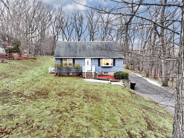 15 Woodland Place, Airmont, NY 10952