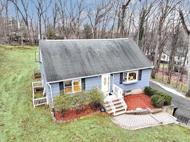 15 Woodland Place, Airmont, NY 10952