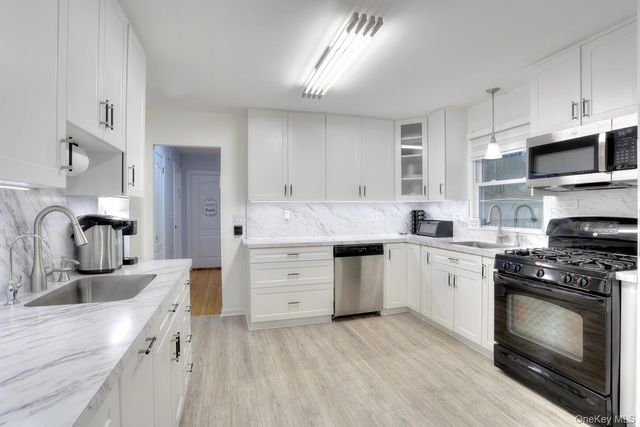 15 Woodland Place, Airmont, NY 10952