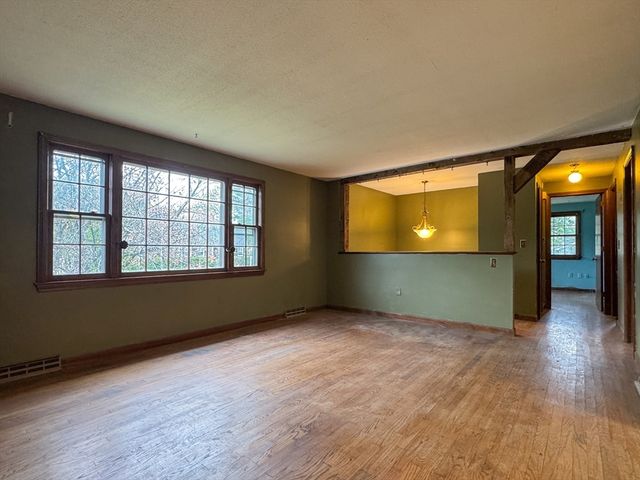 60 White Fox Rd, Agawam, MA 01030