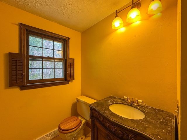 60 White Fox Rd, Agawam, MA 01030
