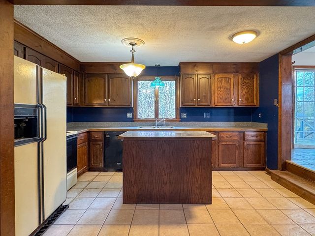 60 White Fox Rd, Agawam, MA 01030