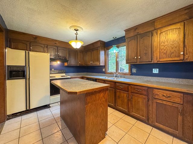 60 White Fox Rd, Agawam, MA 01030