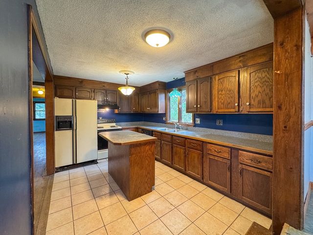 60 White Fox Rd, Agawam, MA 01030