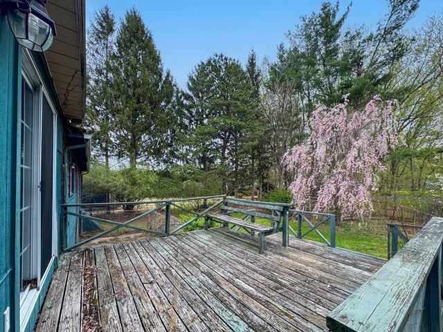 60 White Fox Rd, Agawam, MA 01030