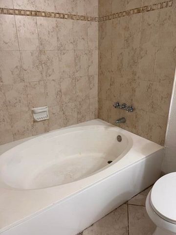 208 Wimbledon Lake Drive 208, Plantation, FL 33324