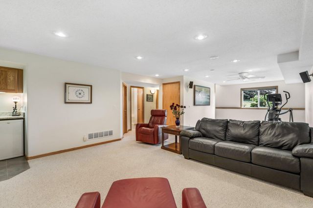 10450 64th Way NE, Albertville, MN 55301