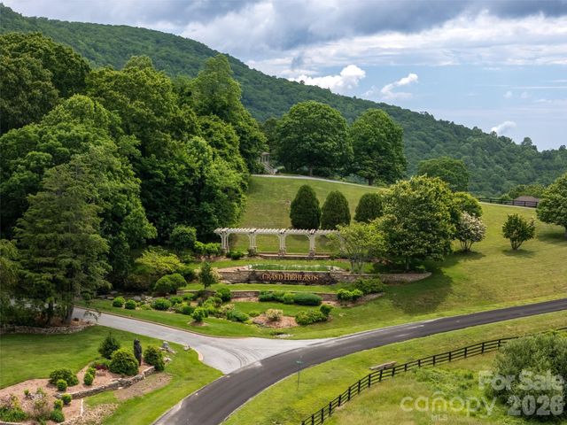 189 Dancing Bear Drive, Hendersonville, NC 28792