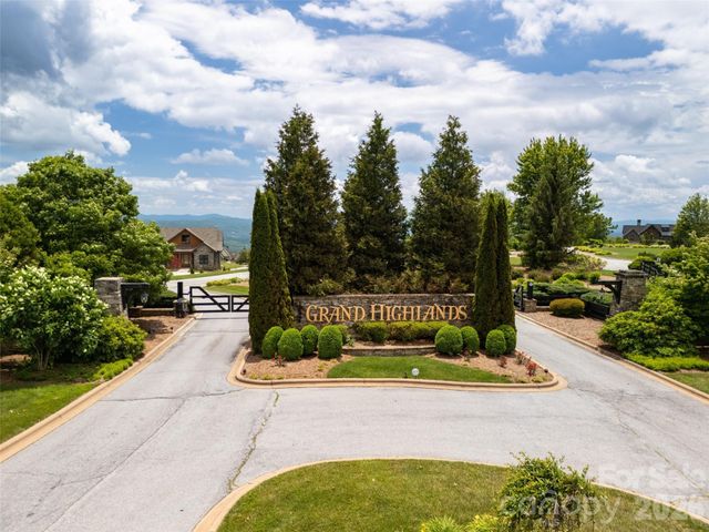 189 Dancing Bear Drive, Hendersonville, NC 28792