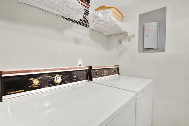 221 Pine Hov Circle B-2, Greenacres, FL 33463