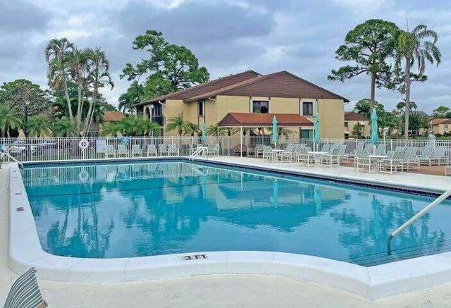 221 Pine Hov Circle B-2, Greenacres, FL 33463