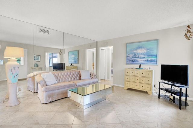 221 Pine Hov Circle B-2, Greenacres, FL 33463