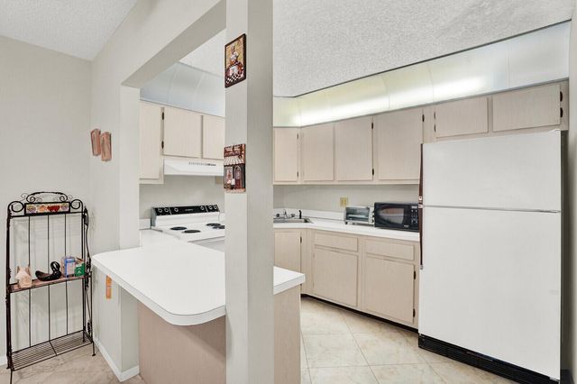 221 Pine Hov Circle B-2, Greenacres, FL 33463