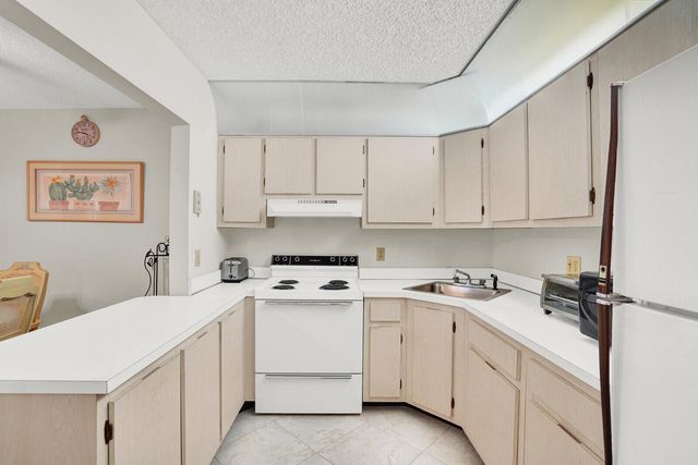 221 Pine Hov Circle B-2, Greenacres, FL 33463