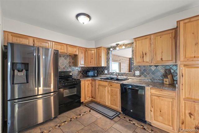 27228 Weddel Avenue, Brownstown, MI 48183