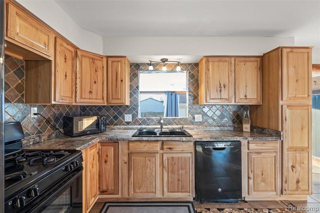 27228 Weddel Avenue, Brownstown, MI 48183