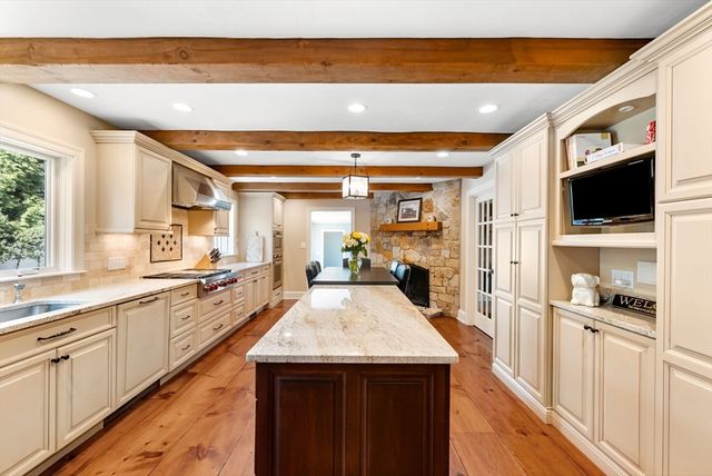 23 Old Farm Rd, Hopkinton, MA 01748