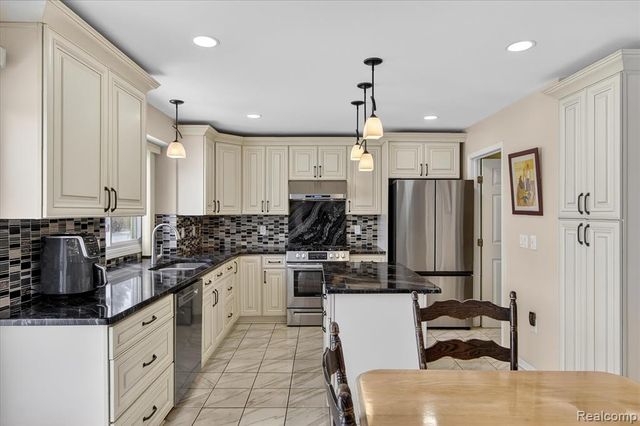 6857 Bridgemont Drive, Canton, MI 48187