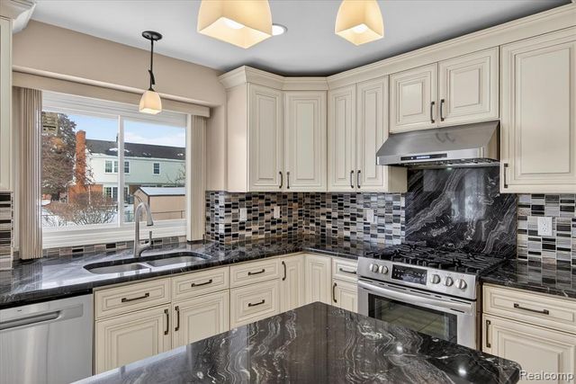 6857 Bridgemont Drive, Canton, MI 48187