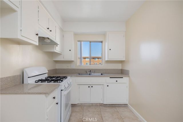 4055 W 129th St, Hawthorne, CA 90250